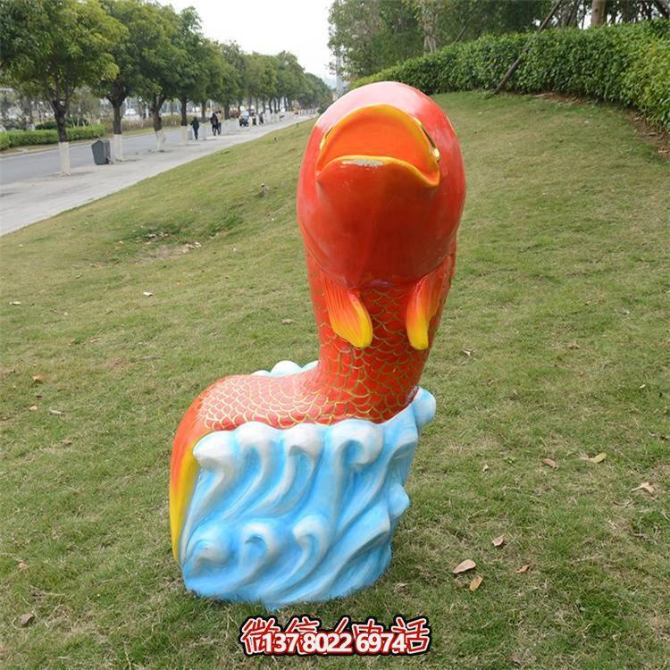 卡通玻璃鋼鯉魚雕塑，點綴游樂園園林