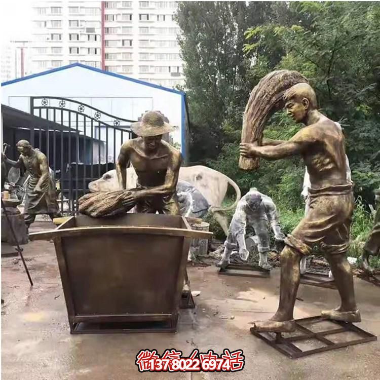 玻璃鋼仿銅農(nóng)耕人物雕塑，美化戶外景區(qū)