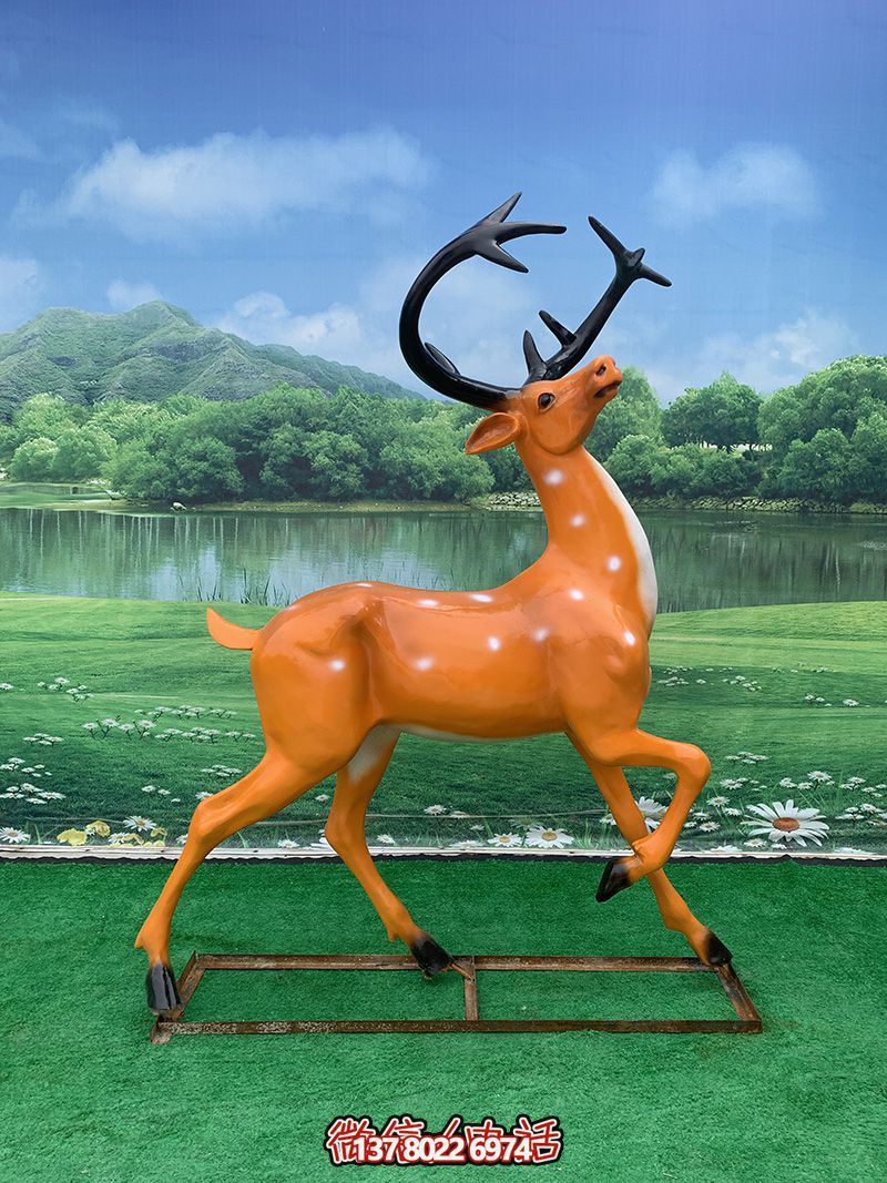 彩繪玻璃鋼雕塑梅花鹿——行走抬頭，點綴廣場街道