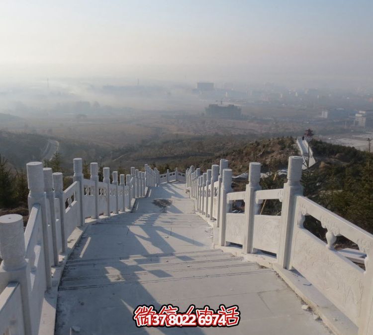 精致石雕護欄，漢白玉青石欄板點綴天然風情