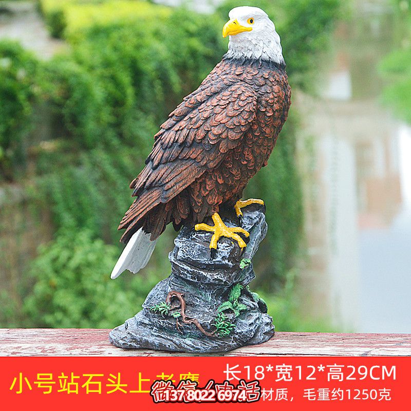 石頭藝術老鷹雕塑，點綴花園站