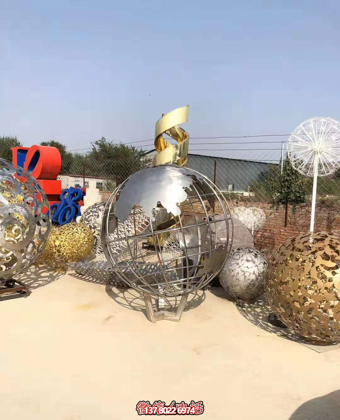 不銹鋼拋光地球儀雕塑，營(yíng)造公園游樂場(chǎng)氛圍