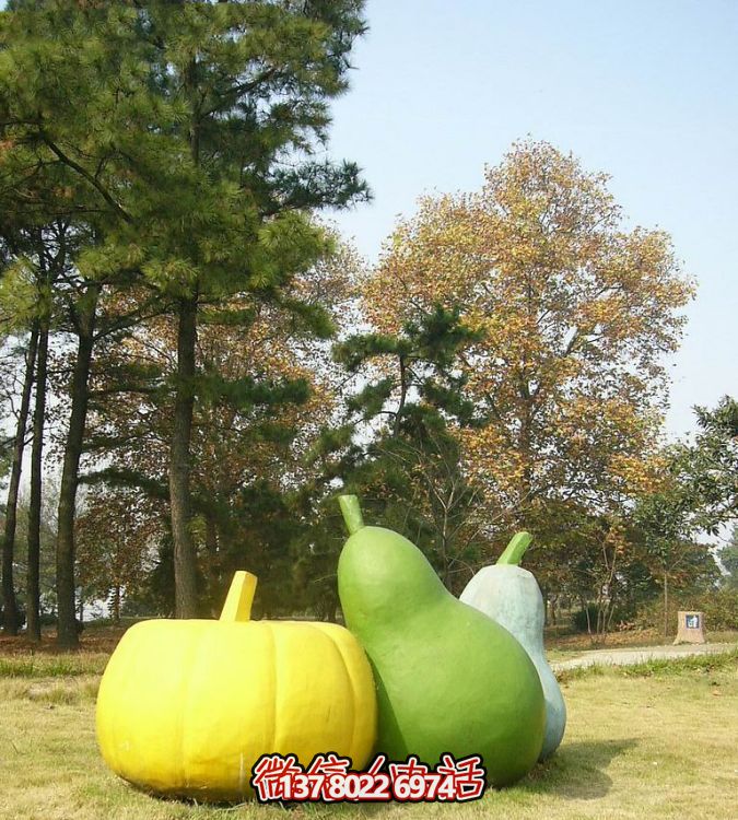 玻璃鋼雕塑，彩繪南瓜點綴戶外草坪