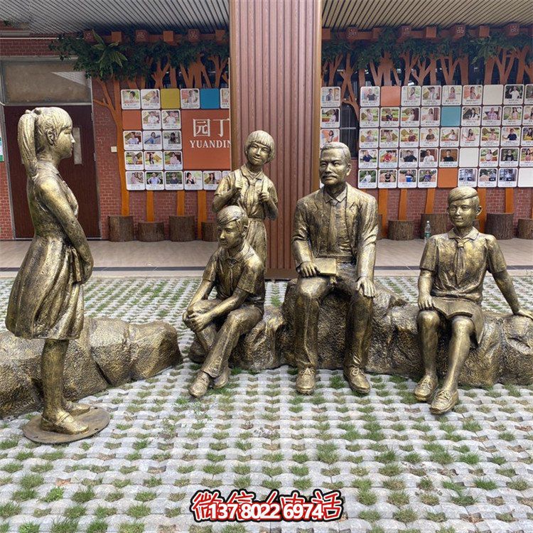 仿銅人物雕塑，裝點步行街情景