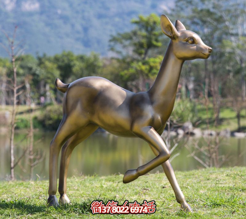 玻璃鋼雕刻仿梅花鹿雕塑，為池塘草坪添彩