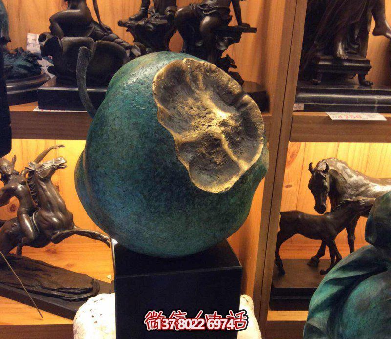 美麗寧靜，自然綠意——欣賞公園銅雕景觀，享受一口新鮮蘋果