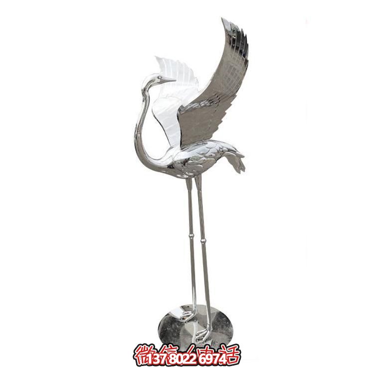 鏡面不銹鋼仙鶴雕塑，質(zhì)樸自然，展翅回頭