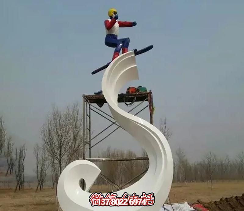 彩繪不銹鋼雕塑，把滑雪運動主題人物雕刻到廣場上