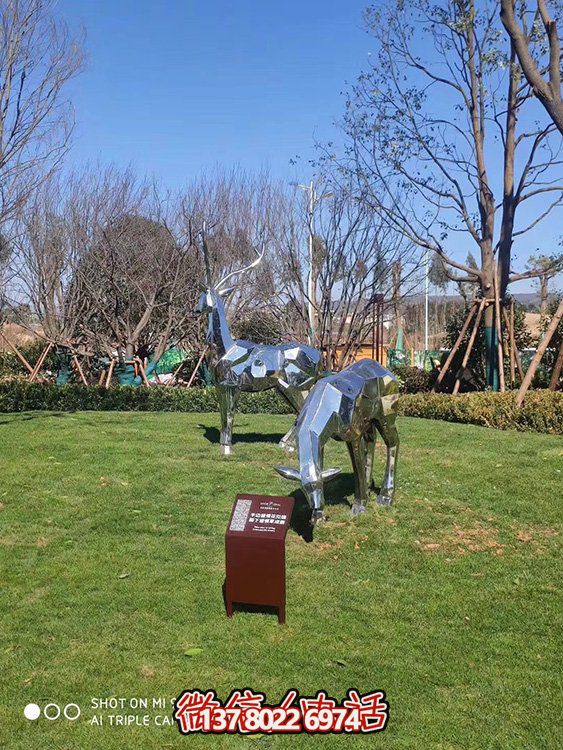 不銹鋼塊面鹿，抬頭鹿，低頭吃草的梅花鹿