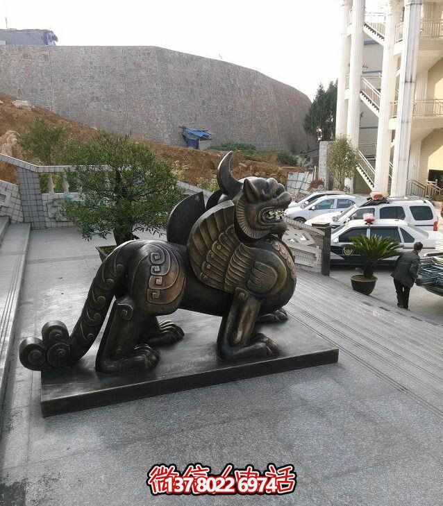 景區(qū)里擺放的銅色的玻璃鋼彩繪獨角獸雕塑 景區(qū)里擺放的銅色的玻璃鋼彩繪獨角獸雕塑