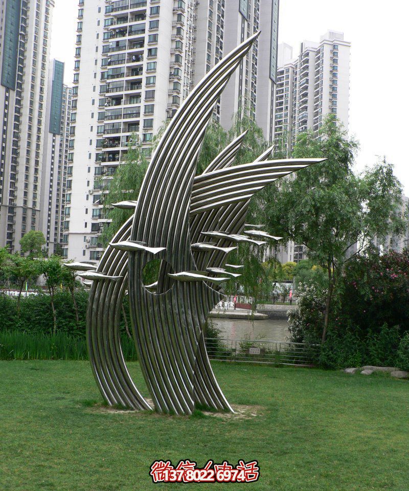 城市小區(qū)裝飾一群空中游走的不銹鋼魚(yú)雕塑 城市小區(qū)裝飾一群空中游走的不銹鋼魚(yú)雕塑