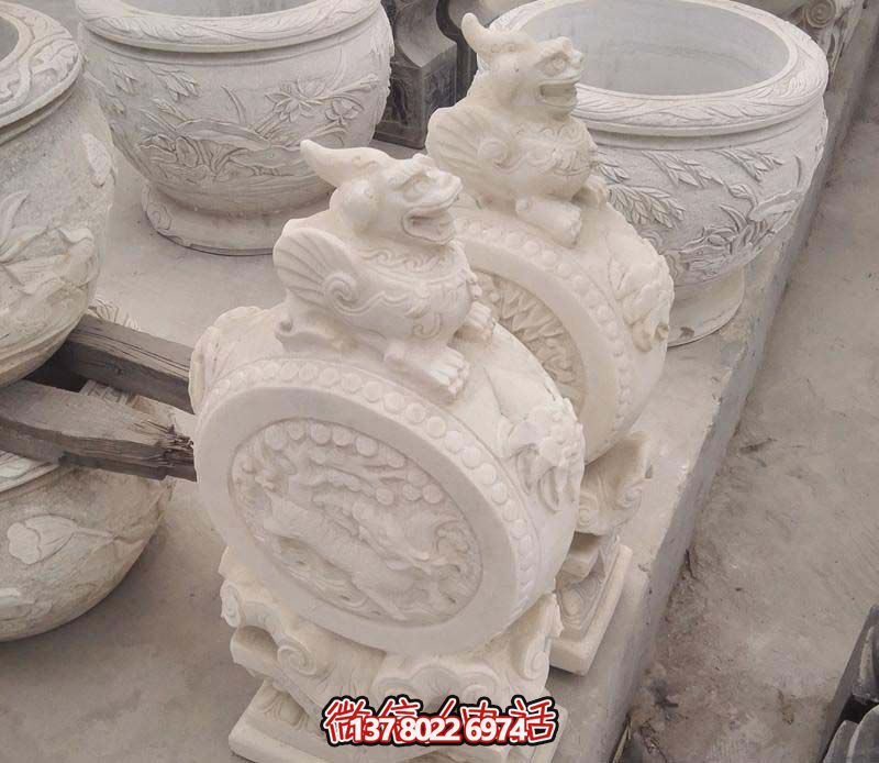 景區庭院漢白玉石雕抱鼓石上面的貔貅雕塑 景區庭院漢白玉石雕抱鼓石上面的貔貅雕塑