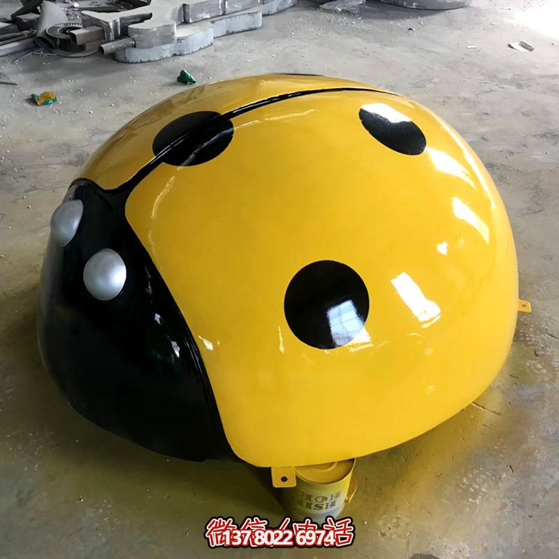 草地上擺放的一只黃色玻璃鋼彩繪瓢蟲雕塑 草地上擺放的一只黃色玻璃鋼彩繪瓢蟲雕塑