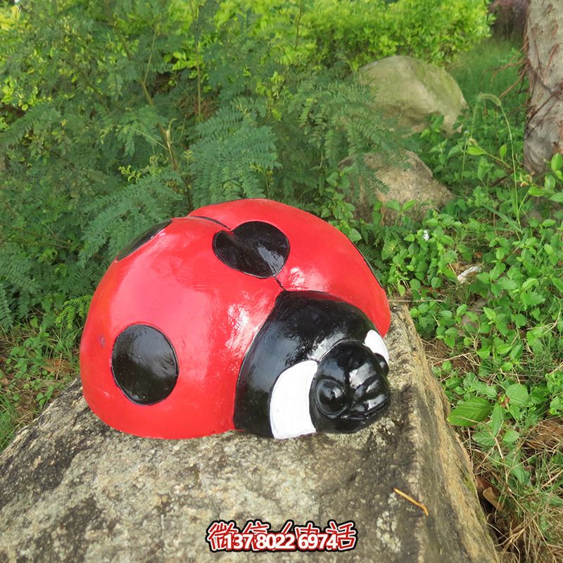 在石頭上趴著的玻璃鋼彩繪瓢蟲雕塑 在石頭上趴著的玻璃鋼彩繪瓢蟲雕塑