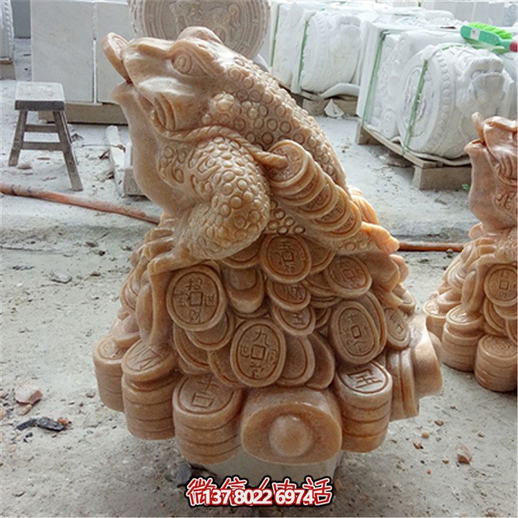 公園里擺放的叼著一串銅錢的晚霞紅石雕創(chuàng)意金蟾雕塑 公園里擺放的叼著一串銅錢的晚霞紅石雕創(chuàng)意金蟾雕塑